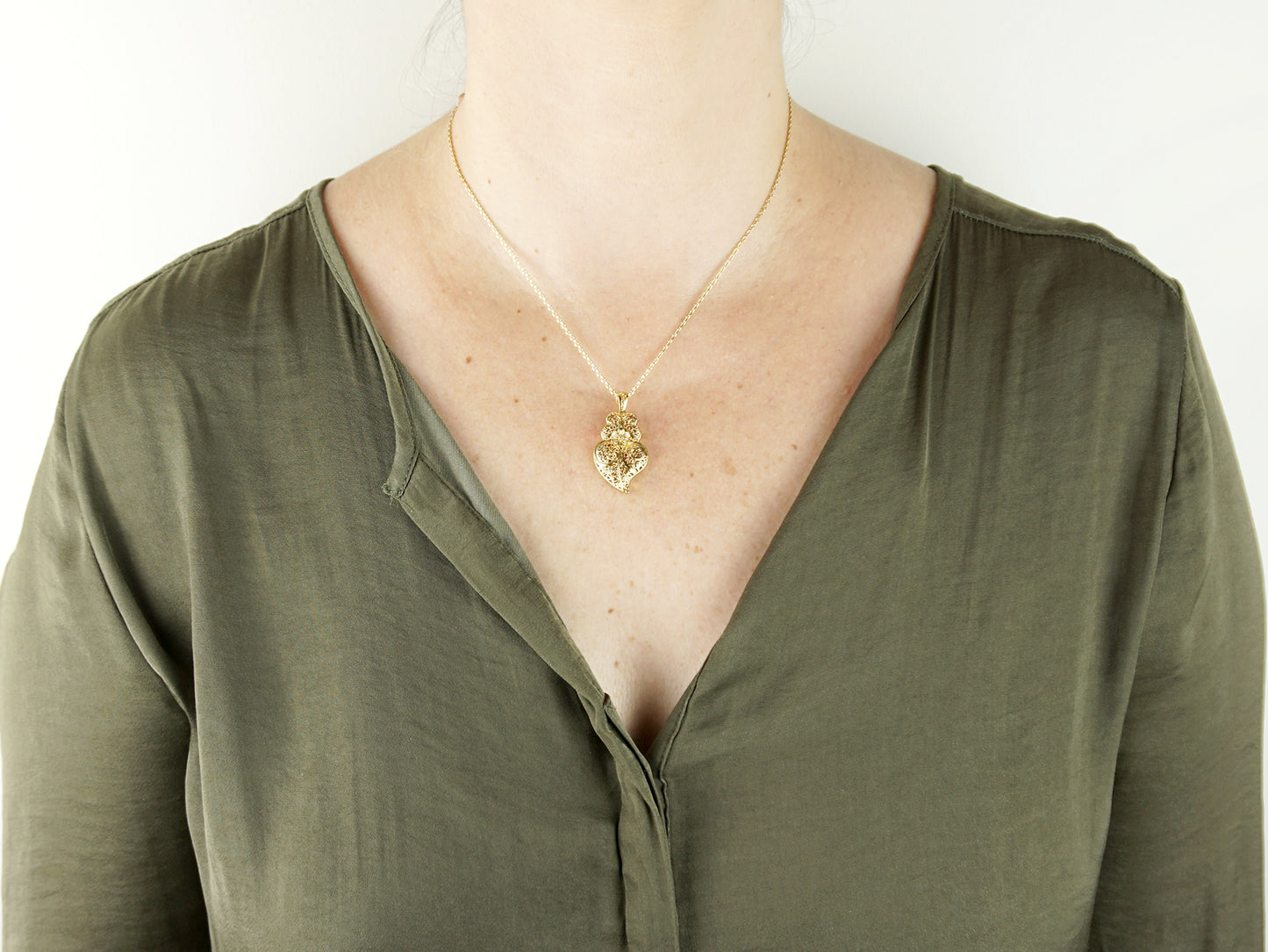 Colar com Coração de Viana Tradicional Pequeno, Inspirado na Filigrana Portuguesa, Aço Inoxidável Dourado - Mulher a usar Colar