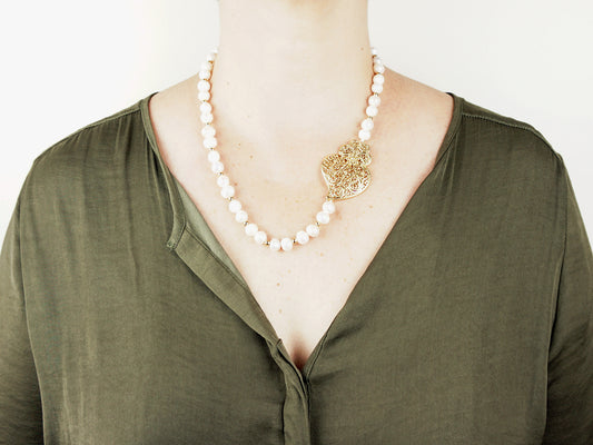 Colar Coração de Viana Tradicional Grande e Pérolas, Inspirado na Filigrana Portuguesa, Aço Inoxidável Dourado - Mulher a Usar Colar