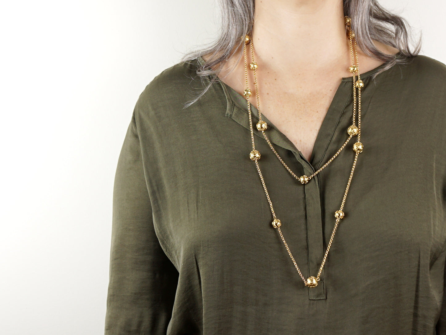 Colar Comprido Contas de Viana Grandes, Inspirado na Filigrana Portuguesa, Aço Inoxidável Dourado - Mulher a usar Colar com Duas Voltas