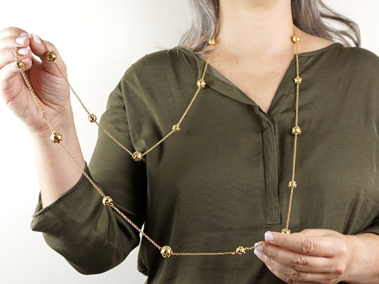 Colar Comprido Contas de Viana Grandes, Inspirado na Filigrana Portuguesa, Aço Inoxidável Dourado - Mulher a usar Colar
