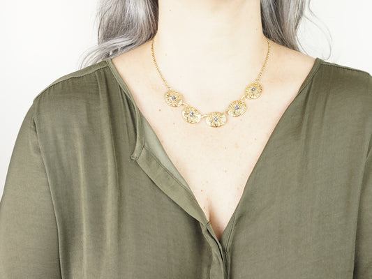 Colar Cinco Ovais com Pormenores Azuis, Inspirado na Filigrana Portuguesa, Aço Inoxidável Dourado - Mulher a usar Colar