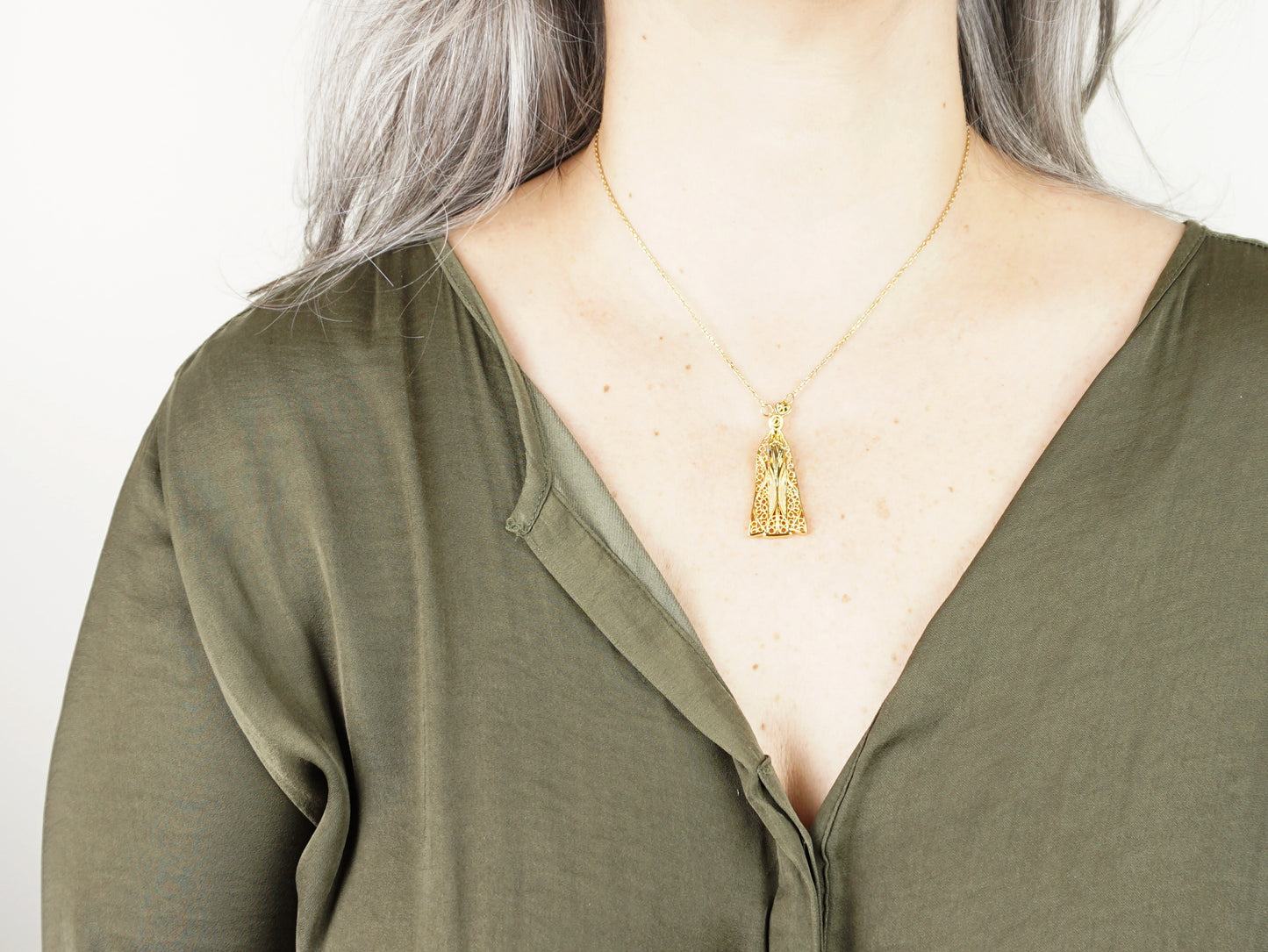 Colar Nossa Senhora de Fátima, Inspirado na Filigrana Portuguesa, Aço Inoxidável Dourado - Mulher a usar Colar