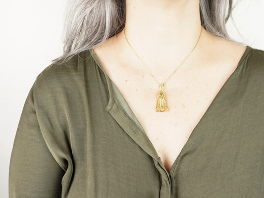 Colar Nossa Senhora de Fátima, Inspirado na Filigrana Portuguesa, Aço Inoxidável Dourado - Mulher a usar Colar