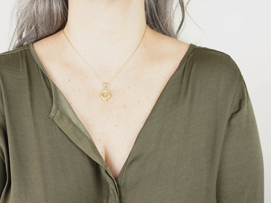 Colar Coração de Viana Tradicional Extra Pequeno, Inspirado na Filigrana Portuguesa, Aço Inoxidável Dourado - Mulher a usar Colar