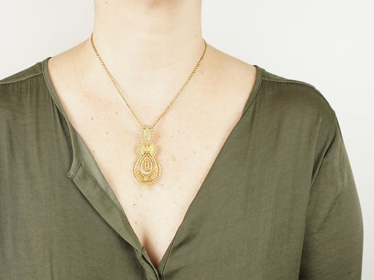 Colar Princesa, Inspirado na Filigrana Portuguesa, Aço Inoxidável Dourado - Mulher a usar Colar