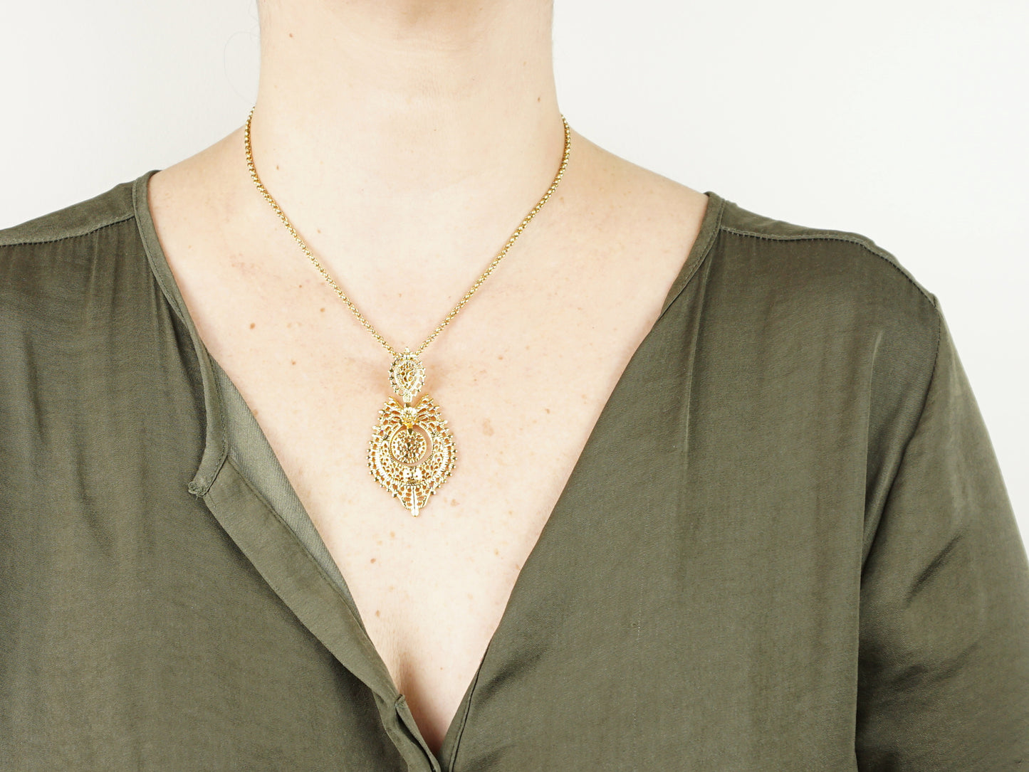 Colar Rainha, Inspirado na Filigrana Portuguesa, Aço Inoxidável Dourado - Mulher a usar Colar