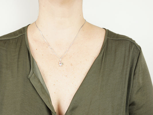 Colar Galo de Barcelos Extra Pequeno, Inspirado na Filigrana Portuguesa, Aço Inoxidável - Mulher a usar Colar