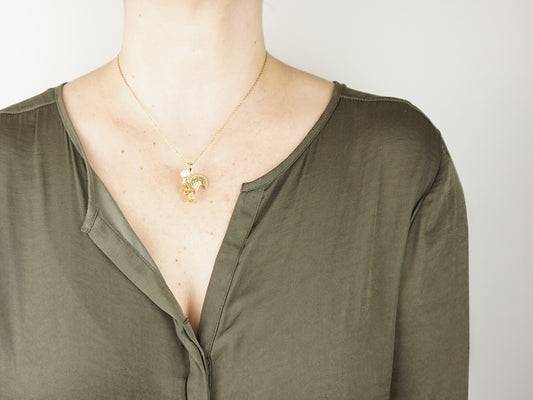 Colar Galo de Barcelos, Inspirado na Filigrana Portuguesa, Aço Inoxidável - Mulher a usar Colar