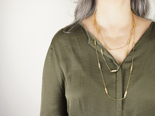 Colar Trancelim Comprido, Inspirado na Filigrana Portuguesa, Aço Inoxidável Dourado - Mulher a usar Trancelim