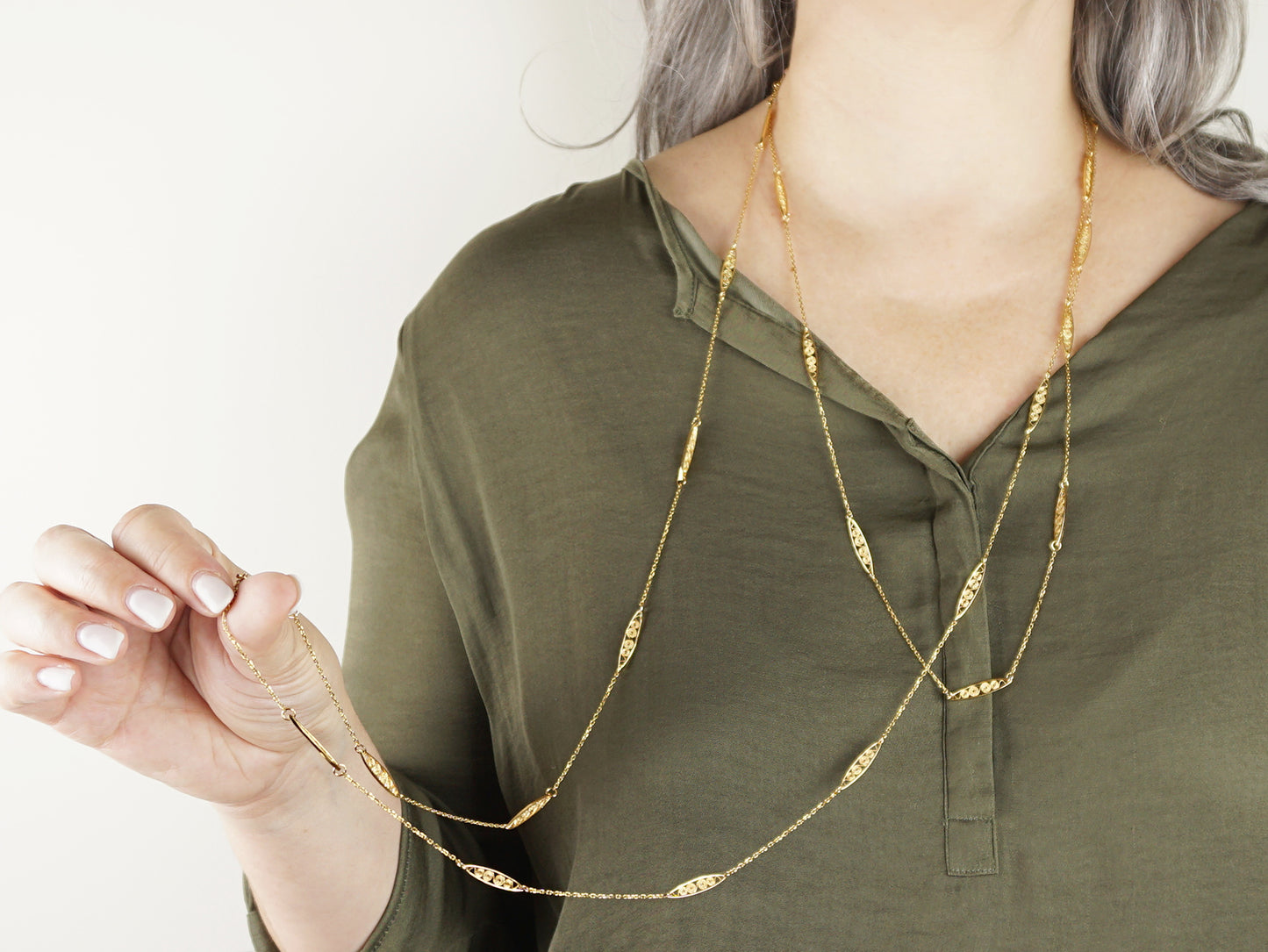 Colar Trancelim Comprido, Inspirado na Filigrana Portuguesa, Aço Inoxidável Dourado - Mulher a usar Trancelim