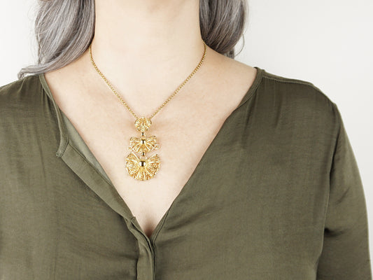 Colar Tradicional Laça / Galego, Inspirado na Filigrana Portuguesa, Aço Inoxidável Dourado - Mulher a usar Colar