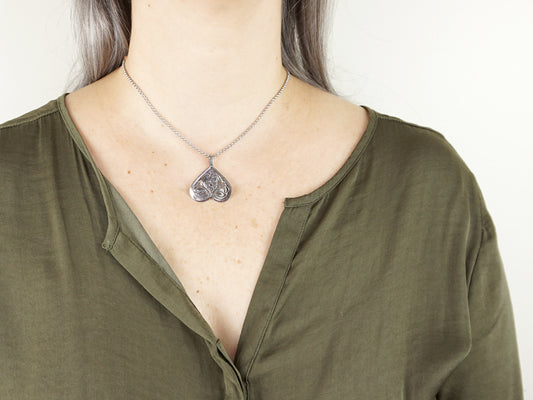 Colar Coração de Viana Invertido, Inspirado na Filigrana Portuguesa, Aço Inoxidável - Mulher a usar Colar