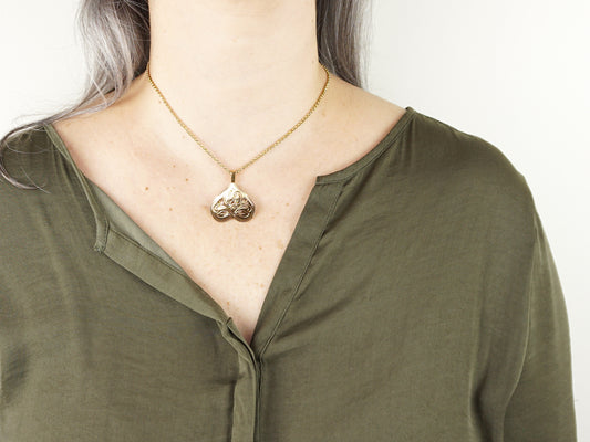 Colar Coração de Viana Invertido, Inspirado na Filigrana Portuguesa, Aço Inoxidável Dourado - Mulher a usar Colar