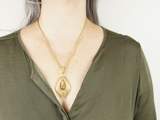 Colar Mordoma, Inspirado na Filigrana Portuguesa, Aço Inoxidável Dourado Mulher a usar Colar