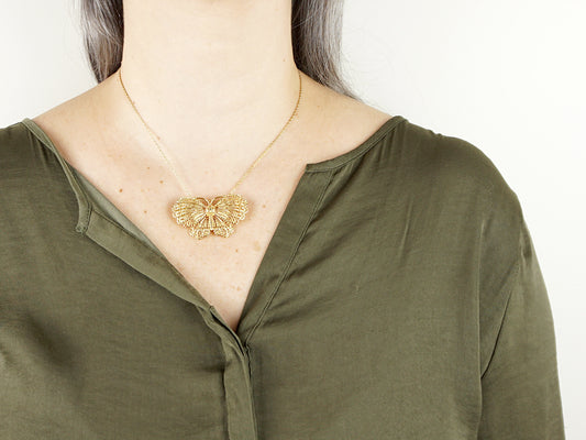 Colar Borboleta, Inspirado na Filigrana Portuguesa, Aço Inoxidável Dourado - Mulher a usar Colar
