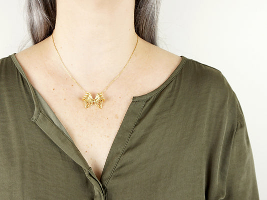 Colar Laço Médio, Inspirado na Filigrana Portuguesa, Aço Inoxidável Dourado - Mulher a usar Colar