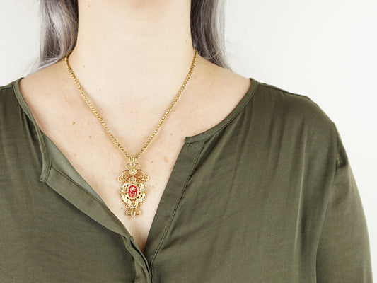 Colar Relicário Médio, Inspirado na Filigrana Portuguesa, Aço Inoxidável Dourado - Mulher a usar Colar