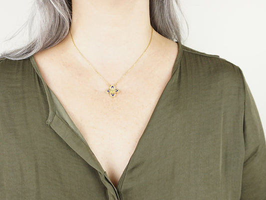 Colar Flor com Pormenores Azuis, Inspirado na Filigrana Portuguesa, Aço Inoxidável Dourado - Mulher a usar Colar