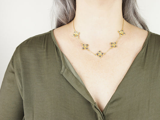 Colar Cinco Flores com Pormenores Azuis, Inspirado na Filigrana Portuguesa, Aço Inoxidável Dourado - Mulher a usar Colar