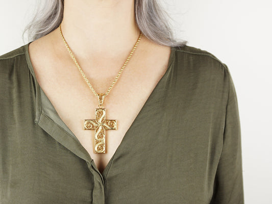 Colar Cruz Imponente, Inspirado na Filigrana Portuguesa, Aço Inoxidável Dourado - Pormenor Mulher a usar Colar