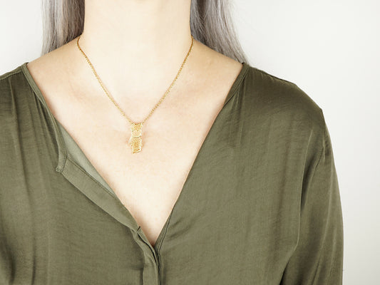 Colar Mapa de Portugal, Inspirado na Filigrana Portuguesa, Aço Inoxidável Dourado - Pormenor Mulher a usar Colar