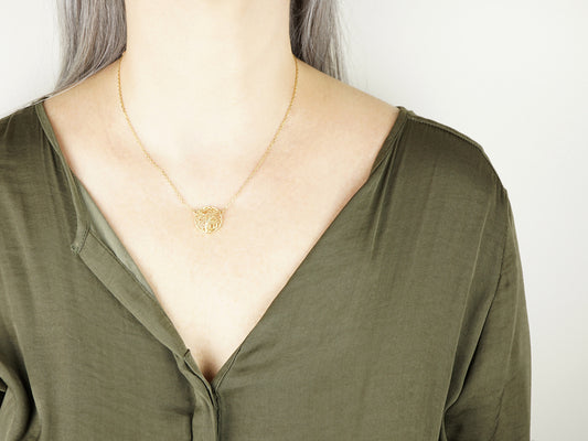 Colar com Círculo, Inspirado na Filigrana Portuguesa, Aço Inoxidável Dourado - Pormenor Mulher a usar Colar