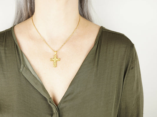 Colar Cruz, Inspirado na Filigrana Portuguesa, Aço Inoxidável Dourado - Pormenor Mulher a usar Colar