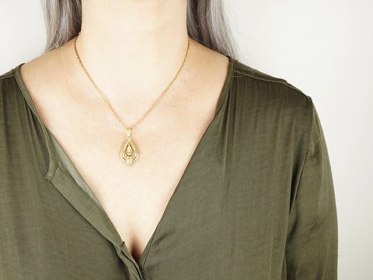 Colar Mordoma Média, Inspirado na Filigrana Portuguesa, Aço Inoxidável Dourado - Pormenor Mulher a usar Colar