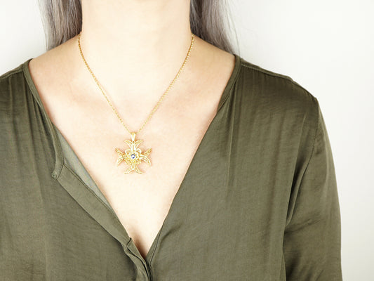 Colar Cruz Deslumbrante Média com Caramujo, Inspirado na Filigrana Portuguesa, Aço Inoxidável Dourado - Pormenor Mulher a usar Colar