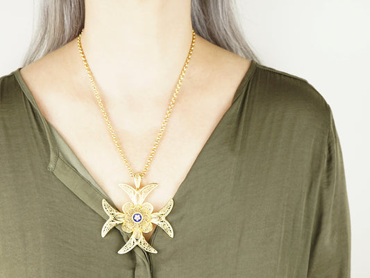 Colar Cruz Deslumbrante Grande com Caramujo, Inspirado na Filigrana Portuguesa, Aço Inoxidável Dourado - Pormenor Mulher a usar Colar