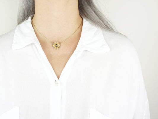 Colar Flor com Pormenores Azuis, Inspirado na Filigrana Portuguesa, Aço Inoxidável Dourado - Pormenor Mulher a usar Colar