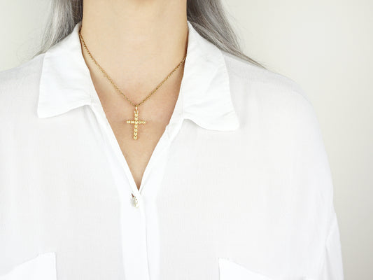 Colar Cruz Pequena Contas de Viana, Inspirado na Filigrana Portuguesa, Aço Inoxidável Dourado - Pormenor Mulher a usar Colar