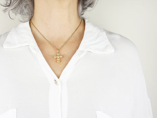 Colar Cruz Pequena Contas de Viana, Inspirado na Filigrana Portuguesa, Aço Inoxidável Dourado - Pormenor Mulher a usar Colar
