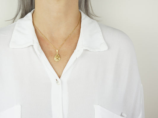 Colar Lágrima Rica Pequena, Inspirado na Filigrana Portuguesa, Aço Inoxidável Dourado - Pormenor Mulhar a Usar Colar