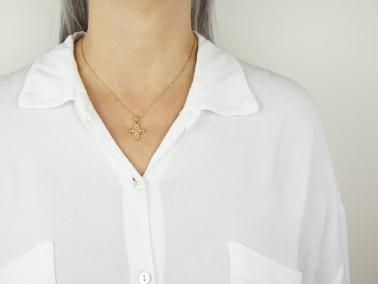 Colar Cruz Mini, Inspirado na Filigrana Portuguesa, Aço Inoxidável Dourado - Pormenor Mulher a usar Colar