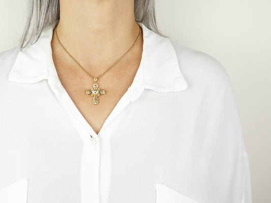 Colar Cruz Pequena com Caramujo, Inspirado na Filigrana Portuguesa, Aço Inoxidável Dourado - Pormenor Mulher a usar Colar