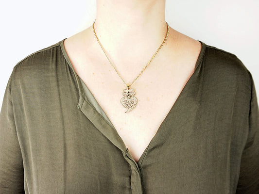 Colar Coração de Viana Estilizado Médio, Inspirado na Filigrana Portuguesa, Aço Inoxidável Dourado - Mulher a usar Colar