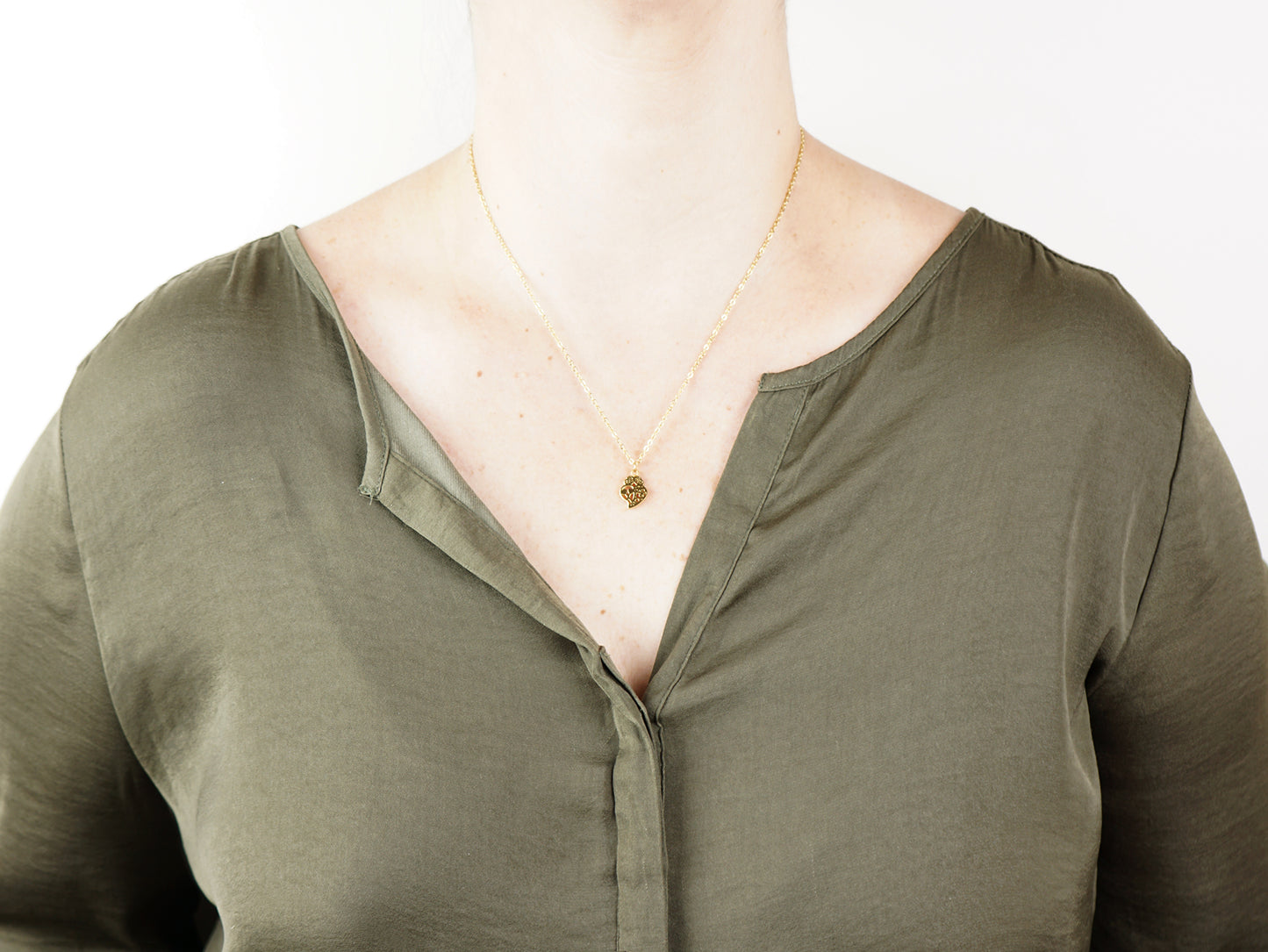 Conjunto Coração de Viana Mini, Brincos e Colar, Inspirados na Filigrana Portuguesa, Aço Inoxidável Dourado - Mulher a usar Colar