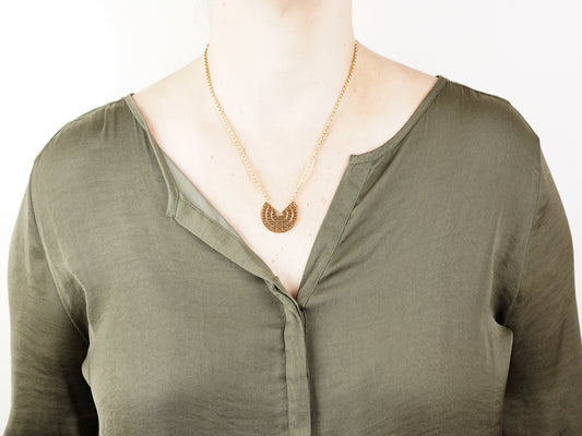 Colar Geométrico, Inspirado na Filigrana Portuguesa, Aço Inoxidável Dourado - Mulher a usar Colar