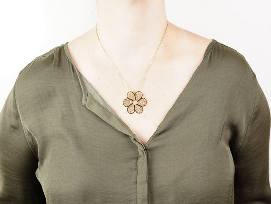 Colar com Flor, Inspirado na Filigrana Portuguesa, Aço Inoxidável Dourado - Mulher a usar Colar