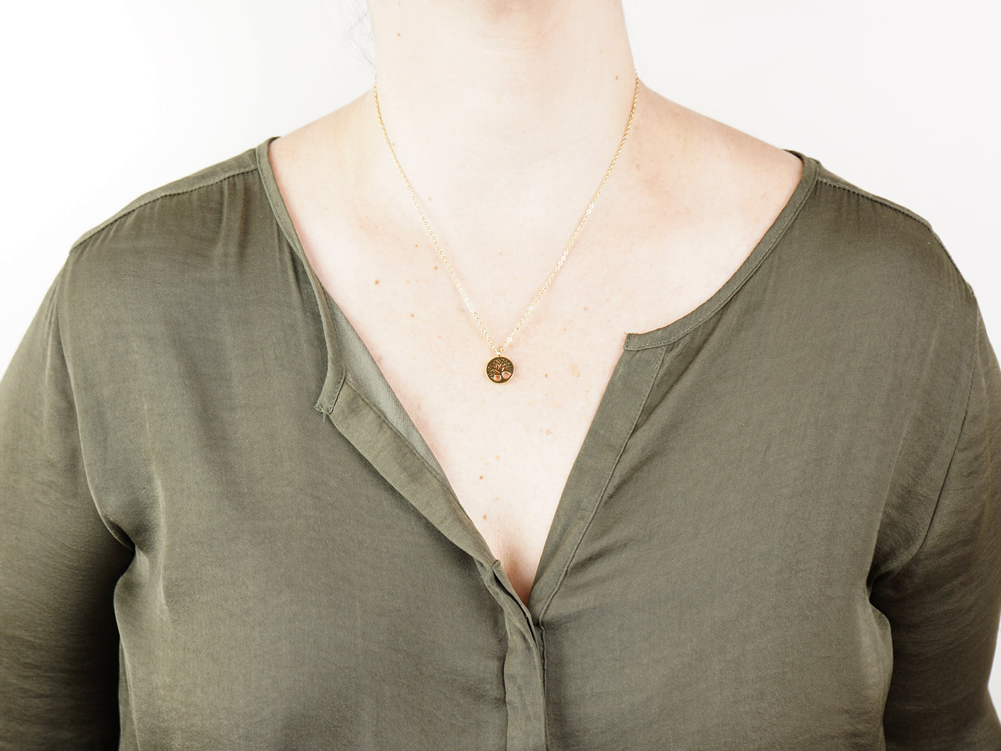 Colar com Árvore da Vida Pequena, Inspirado na Filigrana Portuguesa, Aço Inoxidável Dourado - Mulher a usar Colar
