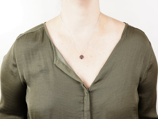 Colar com Árvore da Vida Pequena, Inspirado na Filigrana Portuguesa, Aço Inoxidável - Mulher a usar Colar