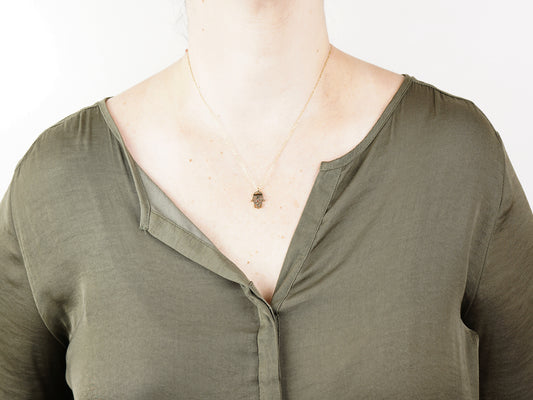 Colar com Mão de Fátima Pequena, Inspirado na Filigrana Portuguesa, Aço Inoxidável Dourado - Mulher a usar Colar