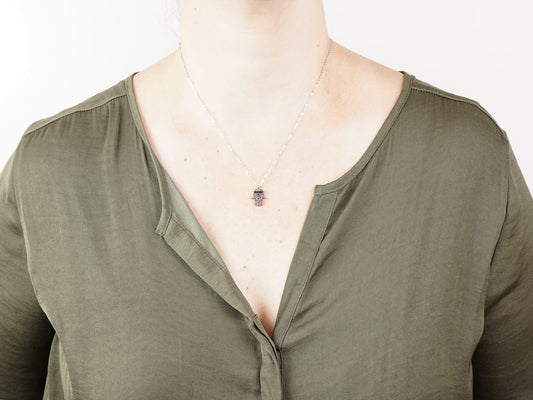 Colar com Mão de Fátima Pequena, Inspirado na Filigrana Portuguesa, Aço Inoxidável - Mulher a usar Colar