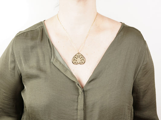 Colar com Coração de Viana Invertido, Inspirado na Filigrana Portuguesa, Aço Inoxidável Dourado - Mulher a usar Colar