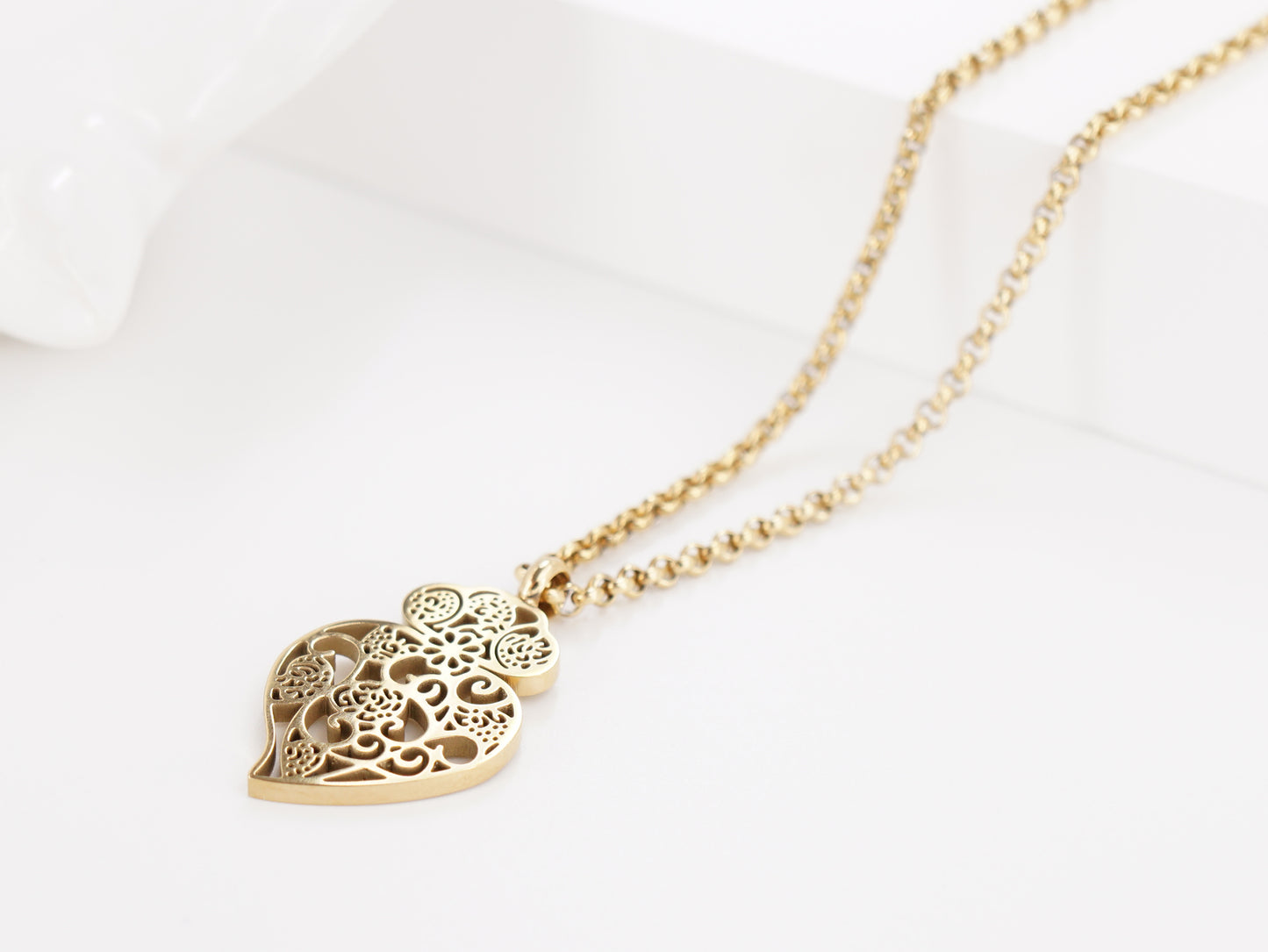 Colar com Coração de Viana Estilizado Pequeno, Inspirado na Filigrana Portuguesa, Aço Inoxidável Dourado