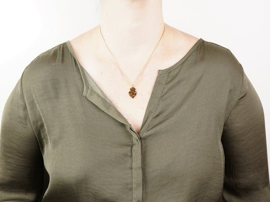 Colar com Coração de Viana Estilizado Pequeno, Inspirado na Filigrana Portuguesa, Aço Inoxidável Dourado - Mulher a usar Colar