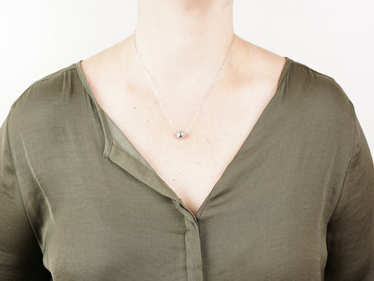 Colar com Conta de Viana, Inspirado na Filigrana Portuguesa, Aço Inoxidável - Mulher a usar Colar