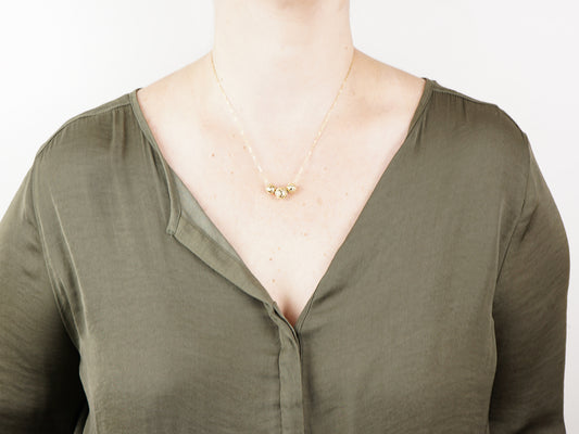 Colar com Três Contas de Viana, Inspirado na Filigrana Portuguesa, Aço Inoxidável Dourado - Mulher a usar Colar