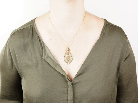 Colar com Motivo Rainha Médio, Inspirado na Filigrana Portuguesa, Aço Inoxidável Dourado - Mulher a usar Colar